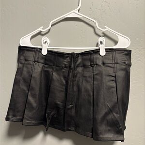 Fashion Nova Black Pleated Skorts